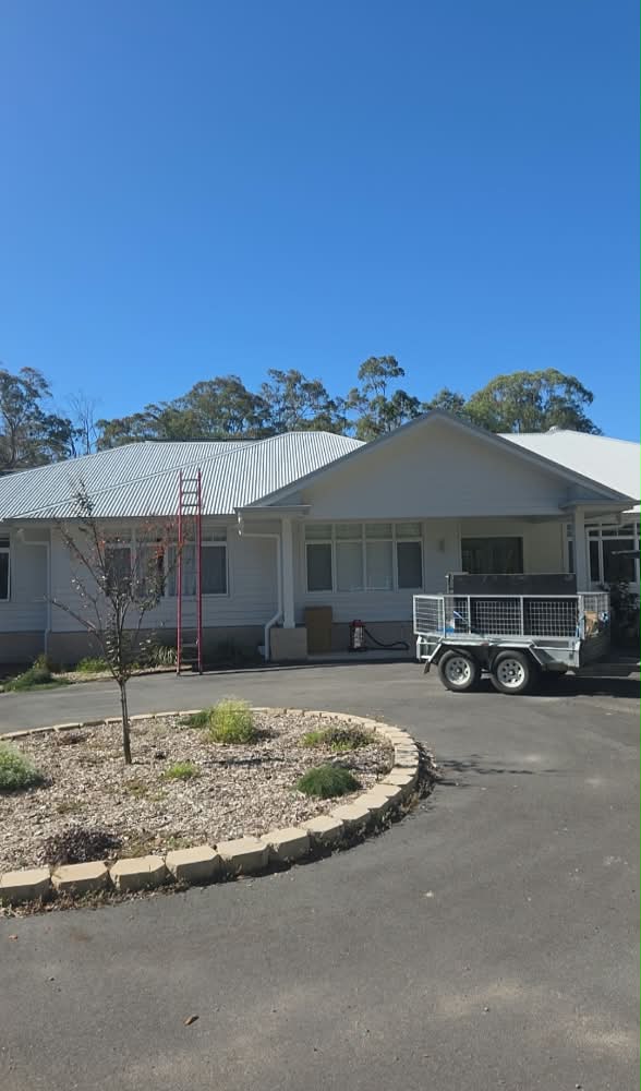 Gold Coast install team on site ute trailer ladder Untapped Energy